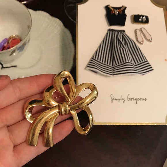 Perfect Girly Golden Bow Love Brooch Scarf Pin - Picture 4 of 8
